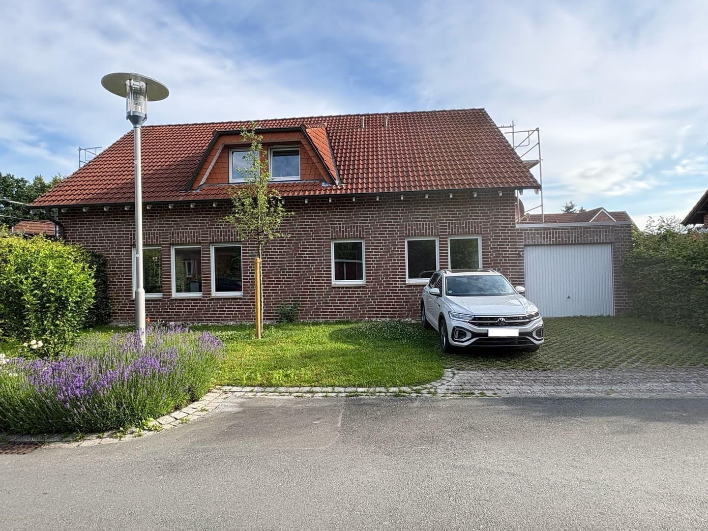 Komfort-Einliegerwohnung im Winkelbungalow mit Balkon in ruhiger Stadtrandlage, von privat