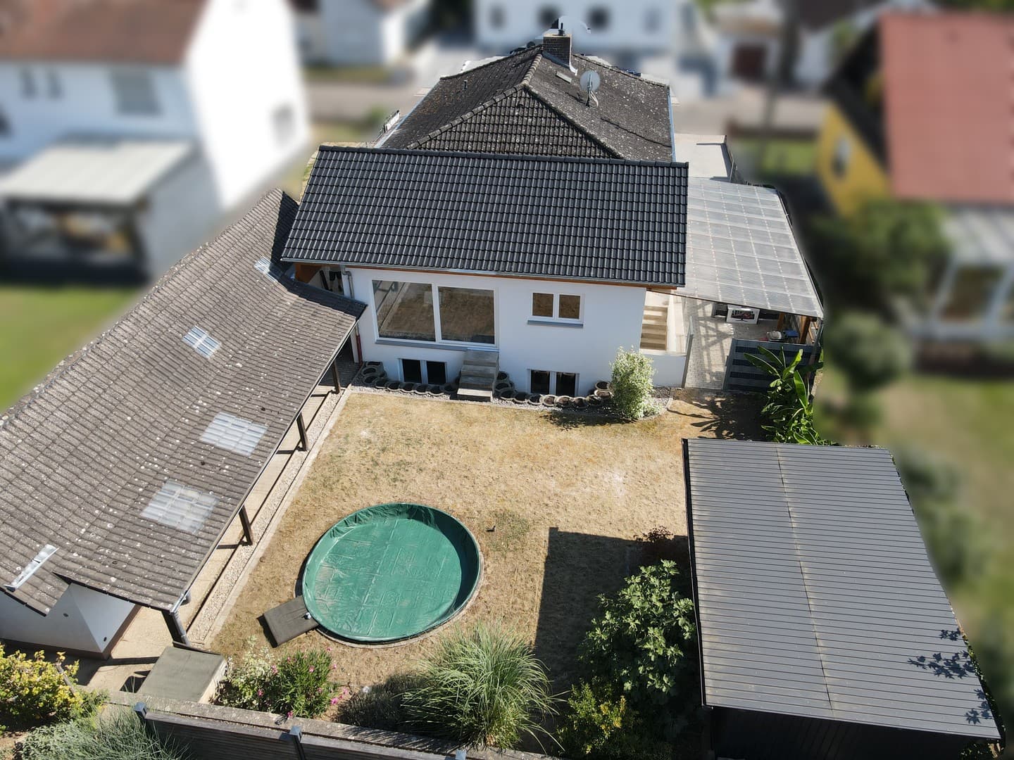 Einfamilienhaus mit kernsanierter Einliegerwohnung, Pool und Garage in Lustadt