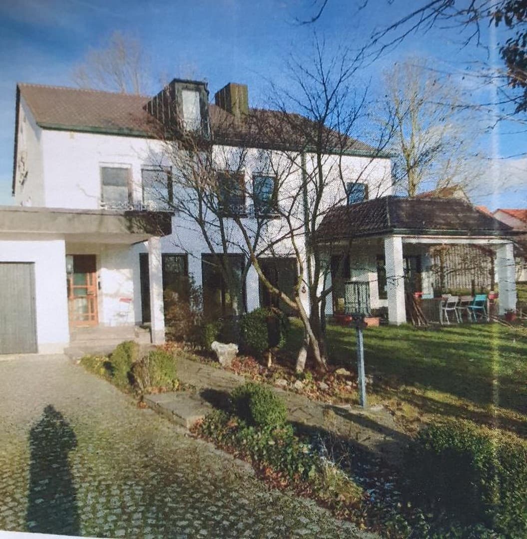 Freistehendes großes Einfamilienhaus