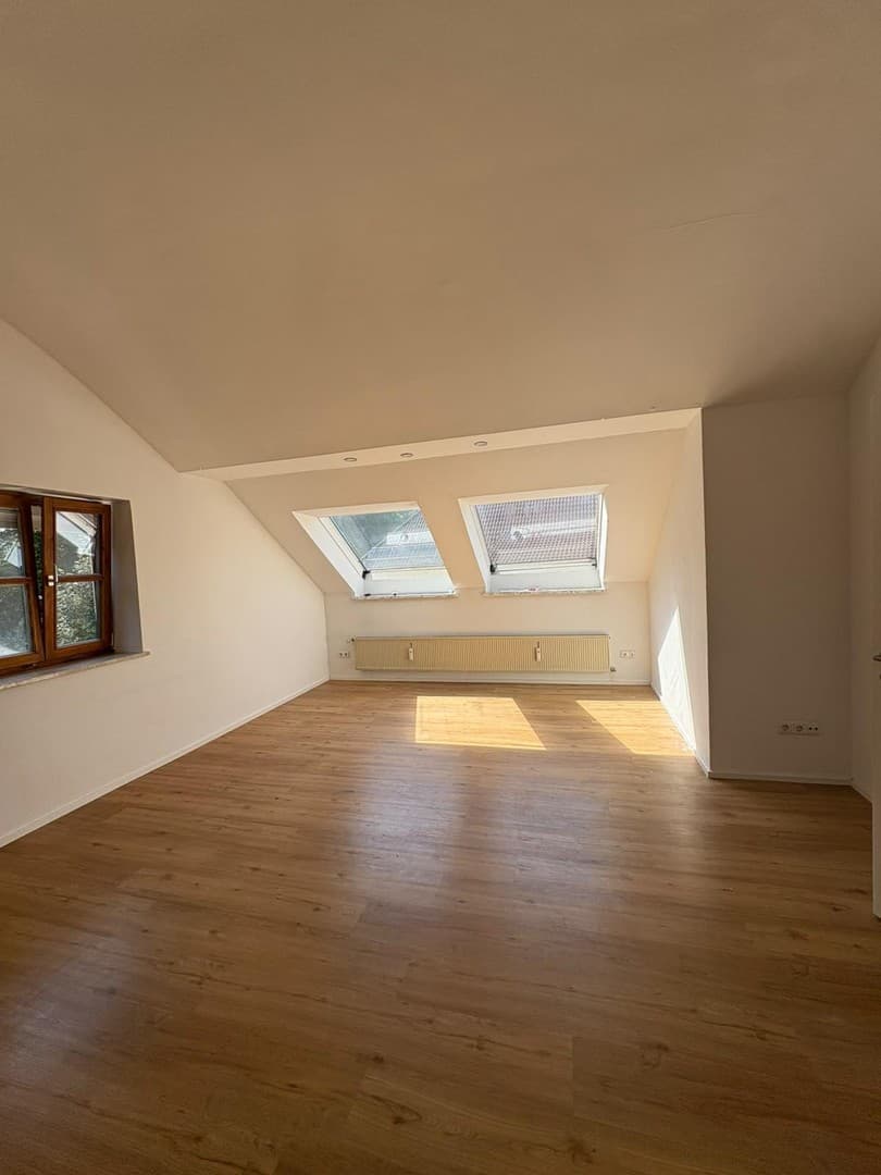 Helle 4-Zimmer-Dachgeschosswohnung mit eigenem Garten