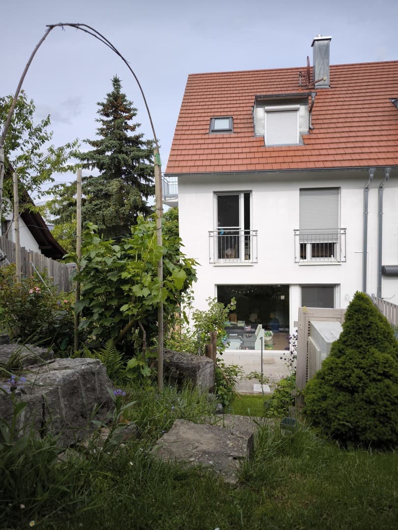 Lichtdurchflutetes Reihenendhaus mit Seeblick