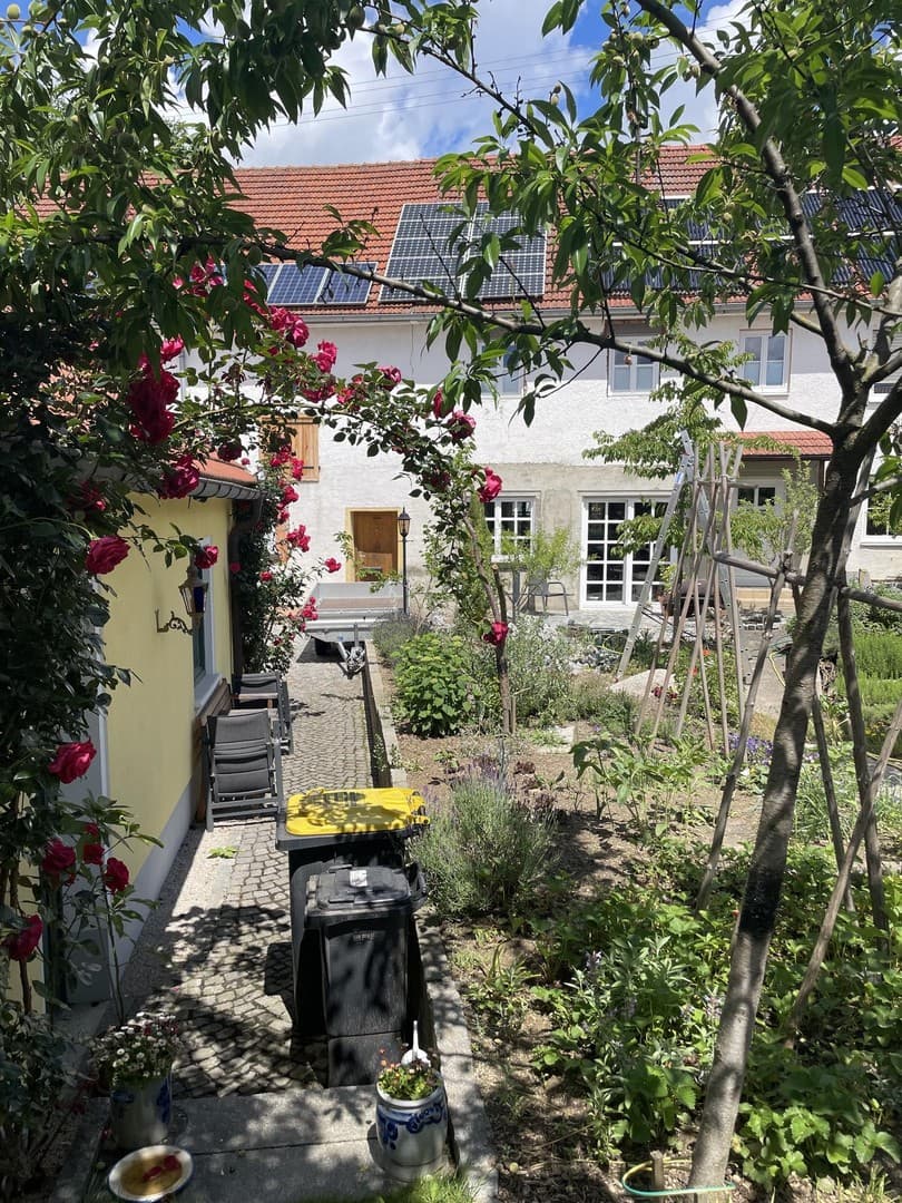 Unikat der Handwerkskunst: Energetisch autarker Einfirsthof für Ästheten & Sammler