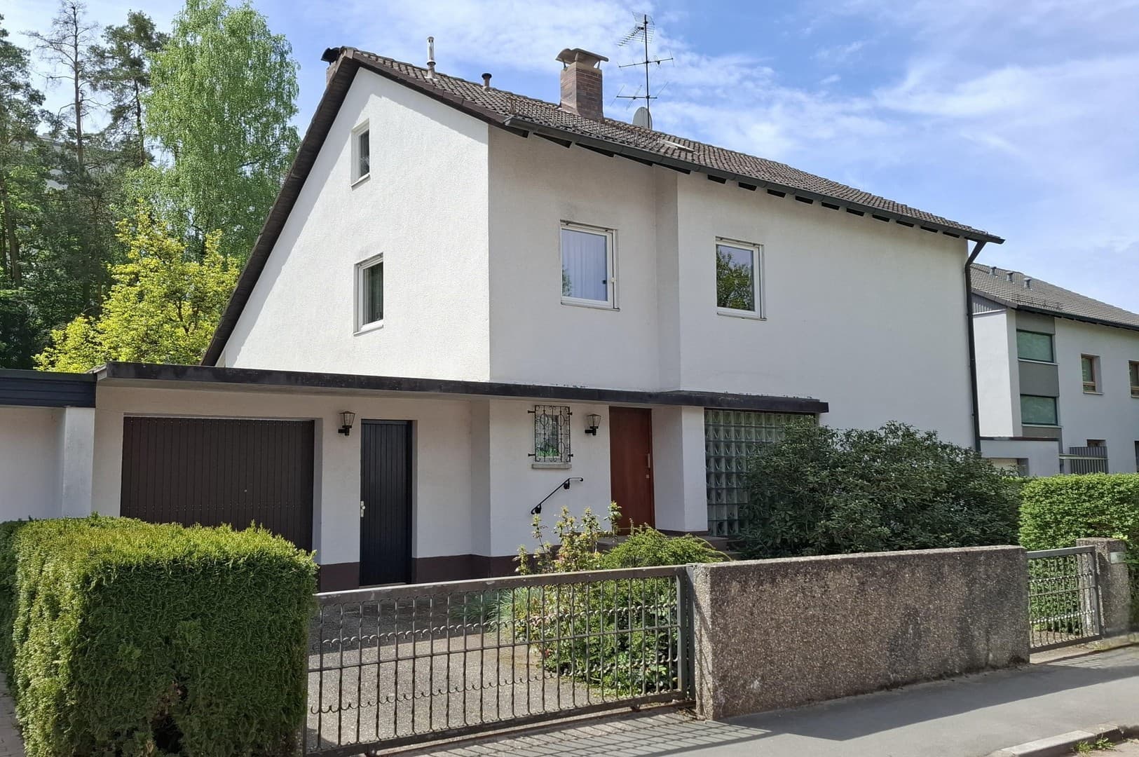 Großzügiges Architektenhaus mit traumhaftem Garten in zentraler Lage von privat