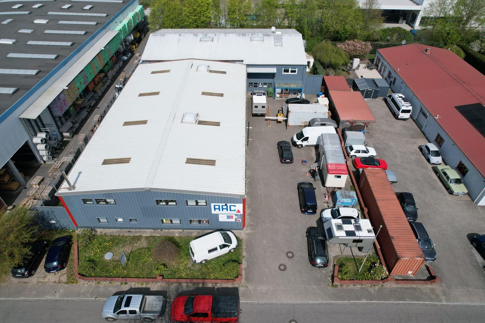Produktions- und Lagerhalle mit Büroflächen in Kaltenkirchen – optional mit Wohnmobilservicebetrieb