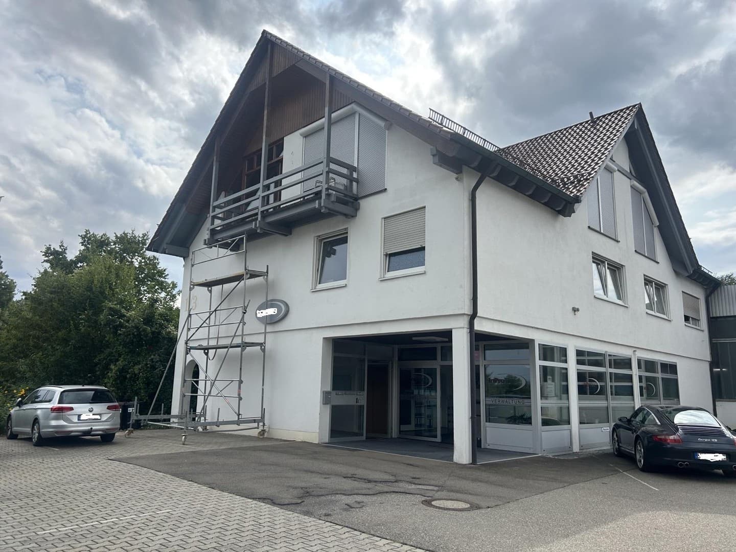 Vielseitig nutzbare Gewerbeeinheit mit Verwaltung und großer Freifläche in Illertissen zu mieten