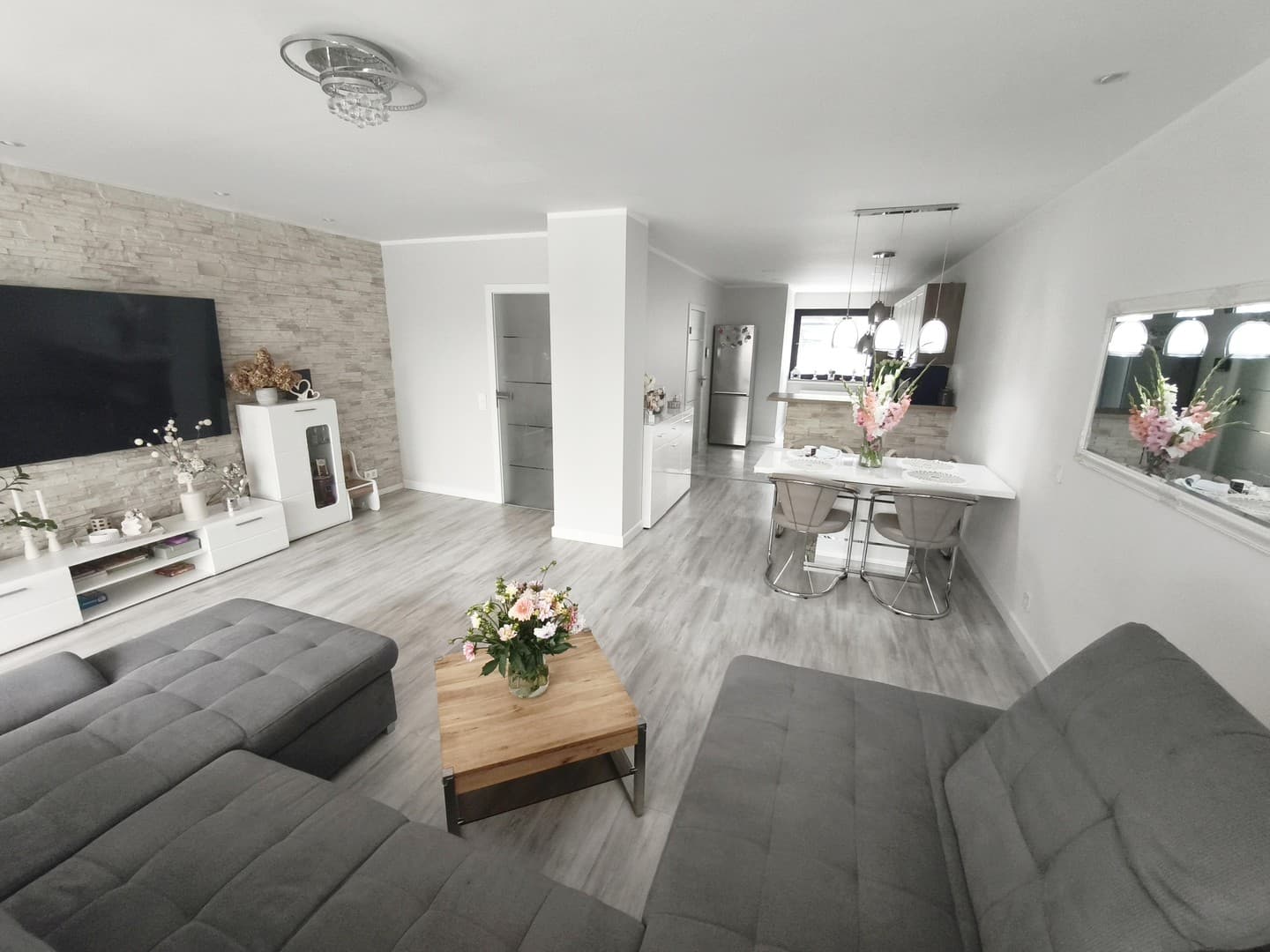 Aktuell reserviert/Modernisiertes Reihenmittelhaus/provisionsfrei/Garage+2 Stellplätze