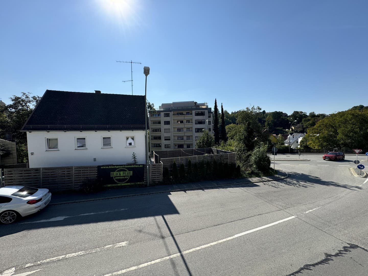 PREISREDUZIERT: Zwei Grundstücke mit drei Häusern und Entwicklungspotenzial in Landshut