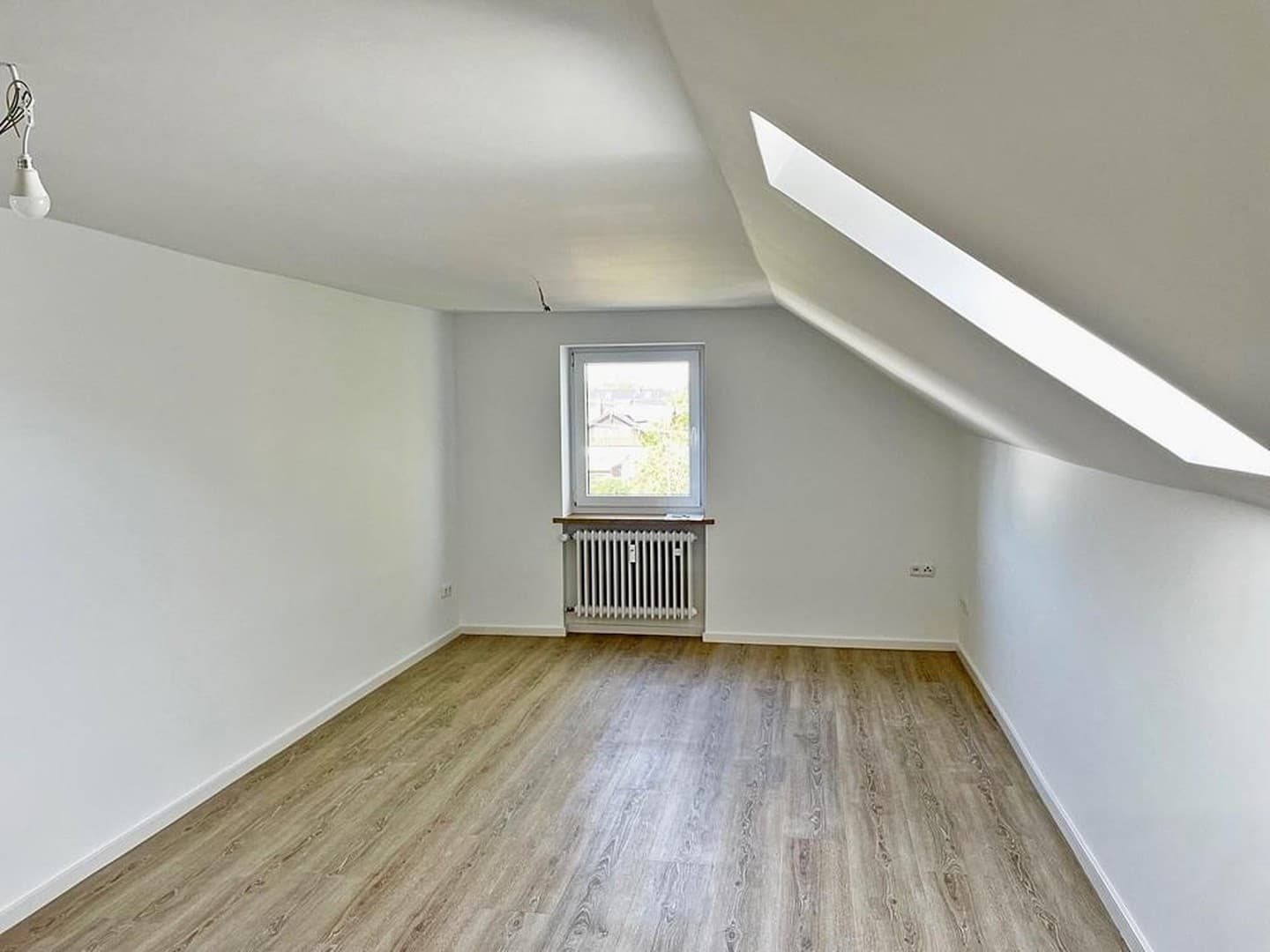 Helle 3-Zimmer-Dachgeschosswohnung in München-Allach mit Stellplatz und eigenem Gartenanteil