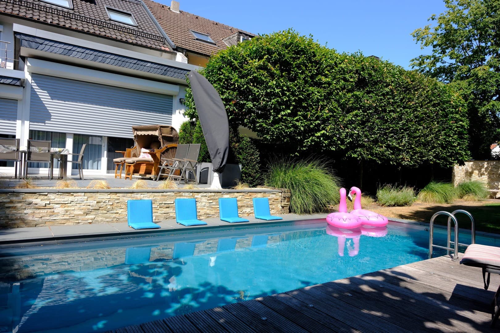 Großzügiges Familienhaus mit 214 m², Wintergarten & Naturpool/ohne Provision