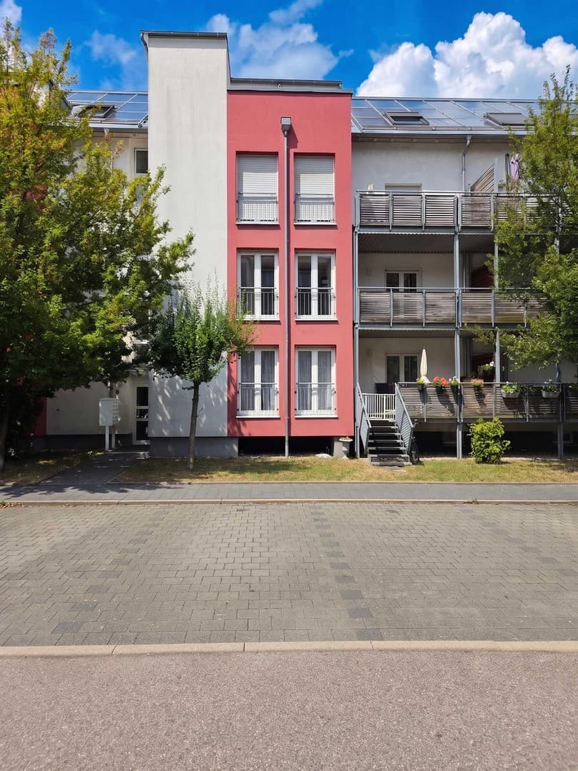 Frisch renovierte 2-Zimmer-Traumwohnung (Effizienzklasse A!), 2 Stellplätze - provisionsfrei!