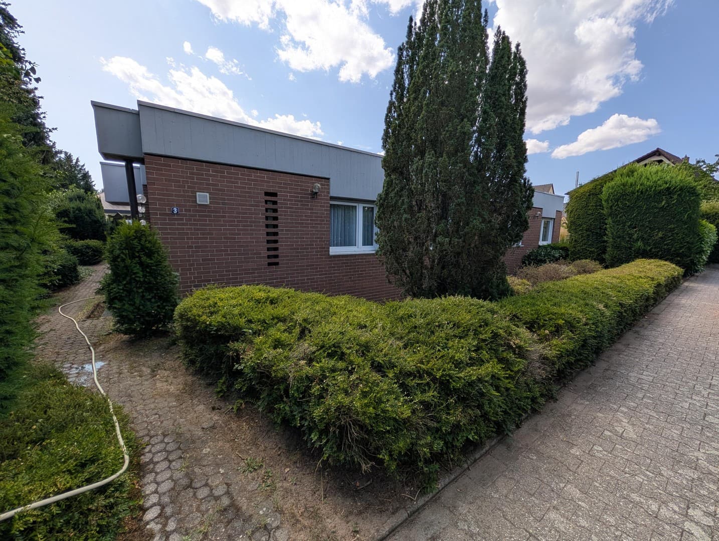 Architekten-Bungalow mit Indoor-Pool in Limburgerhof