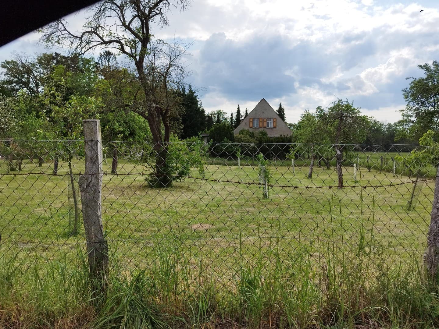 Siedlerhaus auf Baugrund am Ortsrand