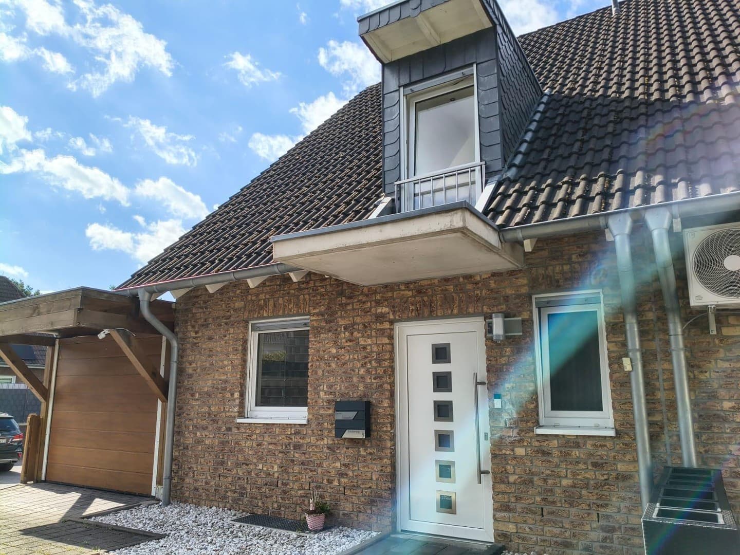 Energieeffizient + Bezugsfertig+ Provisionsfrei - gehobene Doppelhaushälfte mit Garten und Garage
