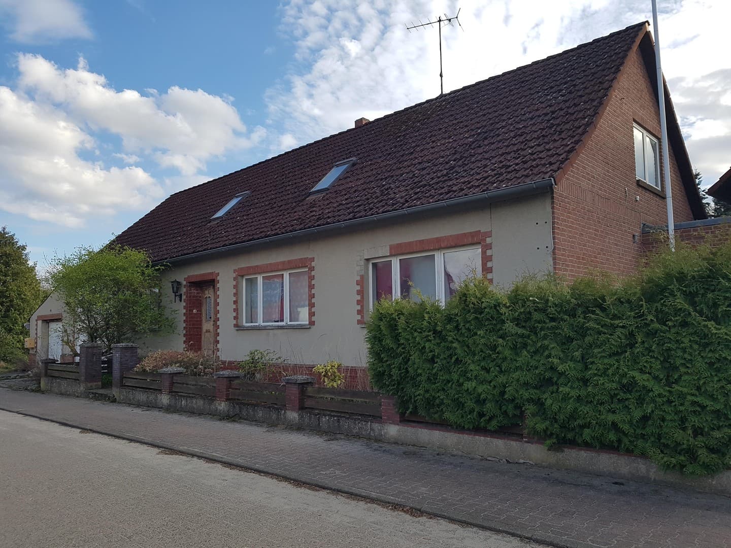 Ansprechendes Zweifamilienhaus mit großzügigem Grundstück und geschlossenem Hof in idyllischer Lage