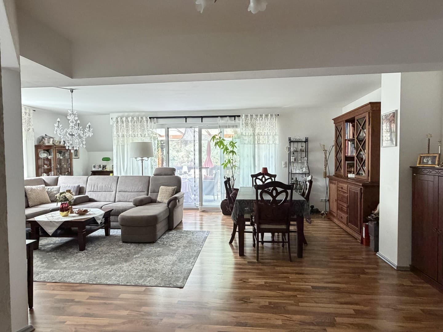 100m² Wohnung mit Fußbodenheizung, Klimaanlage, Balkon, 2 PKW Stellplätze