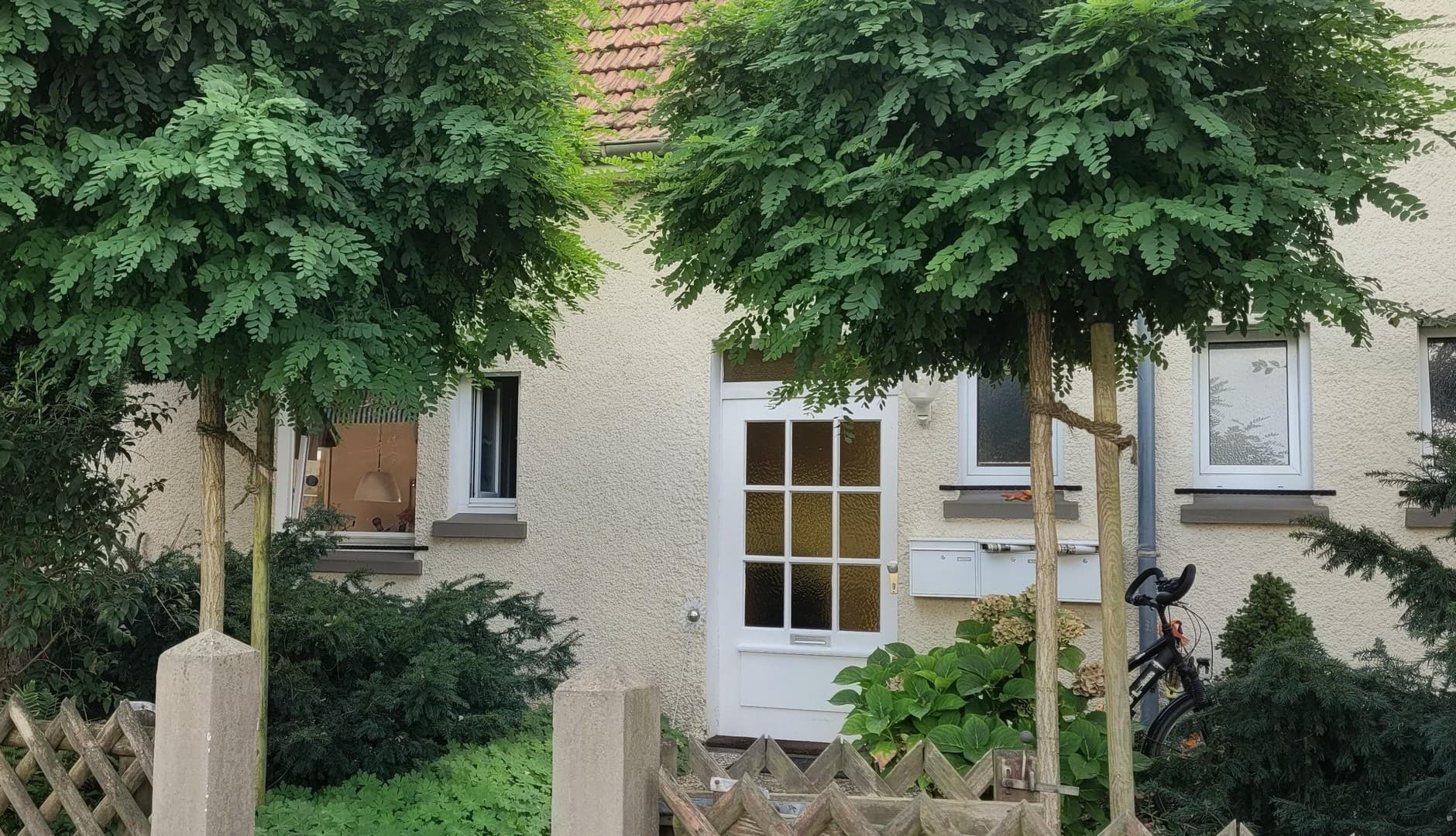 Freistehendes Zweifamilienhaus mit Apartment & 3 Garagen