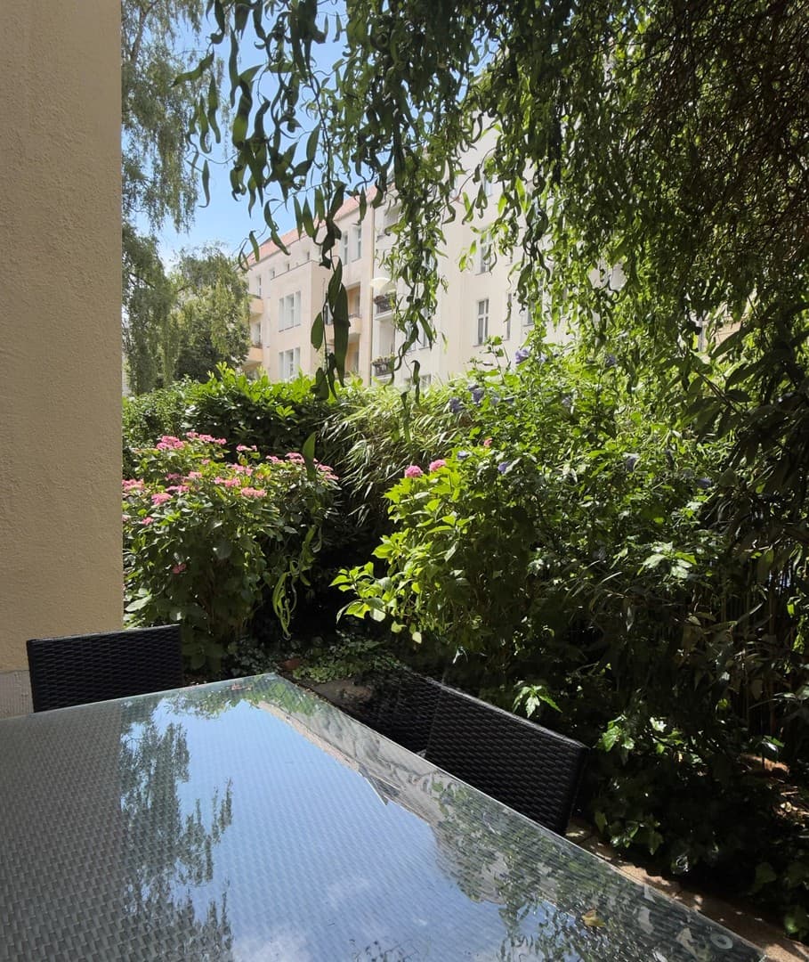 GROßZÜGIGE ALTBAUWOHNUNG MIT PRIVATER TERRASSE UND EIGENEM GARTEN