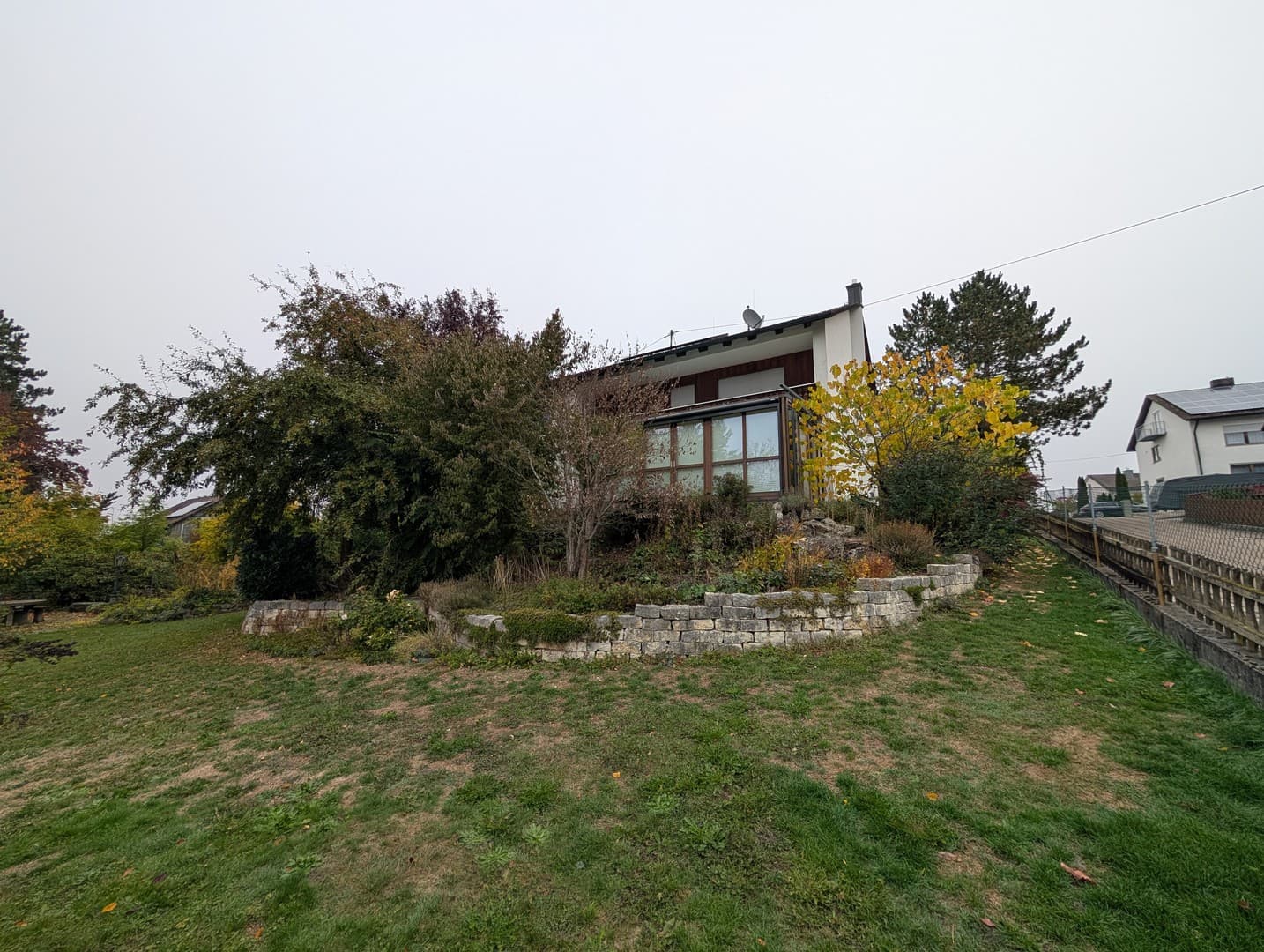 Zweifamilienhaus in Massivbau mit großem Garten in ruhiger Lage