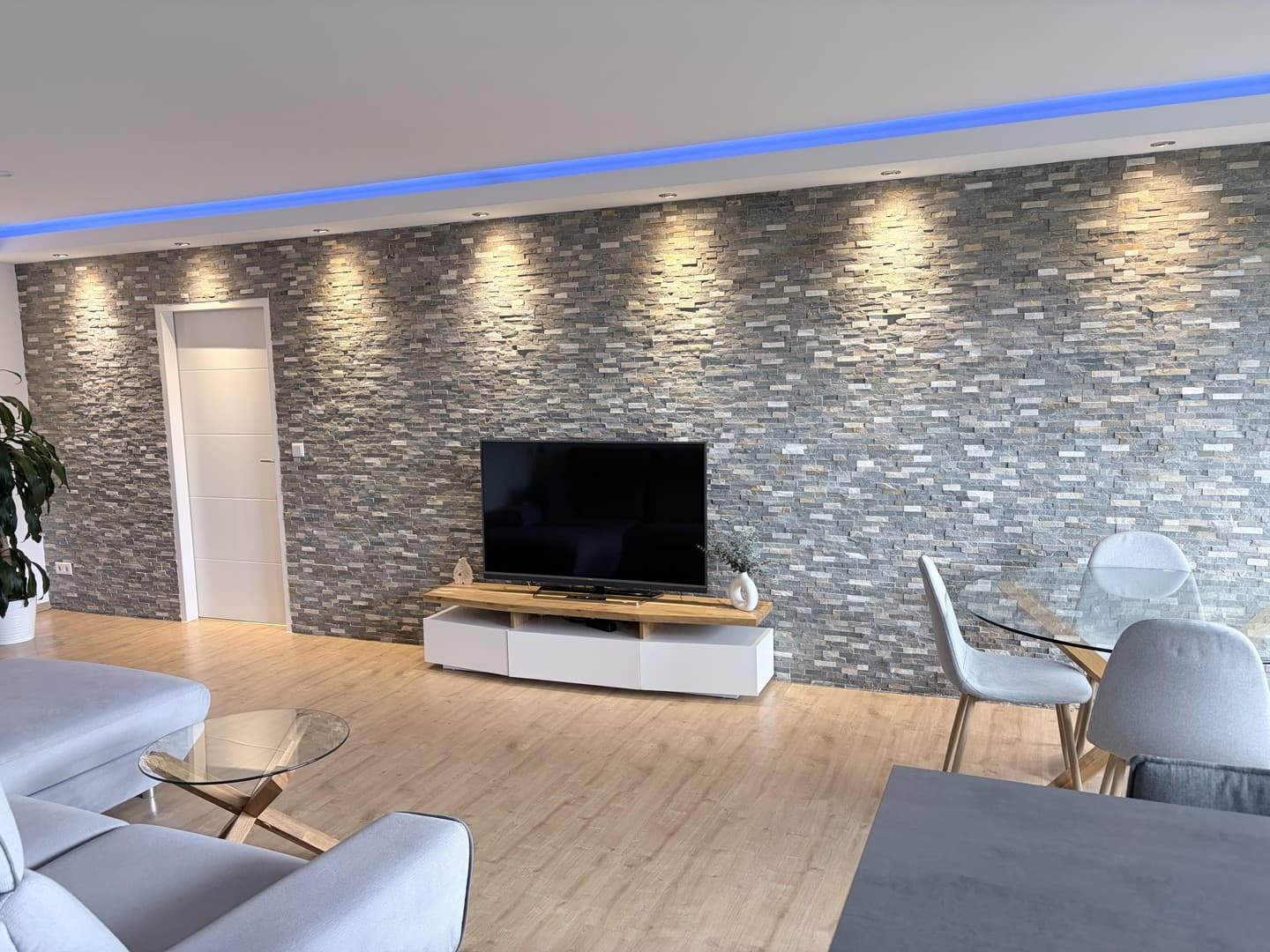 Modernes Wohnen mit Balkon und TG-Stellplatz in Rhein nähe