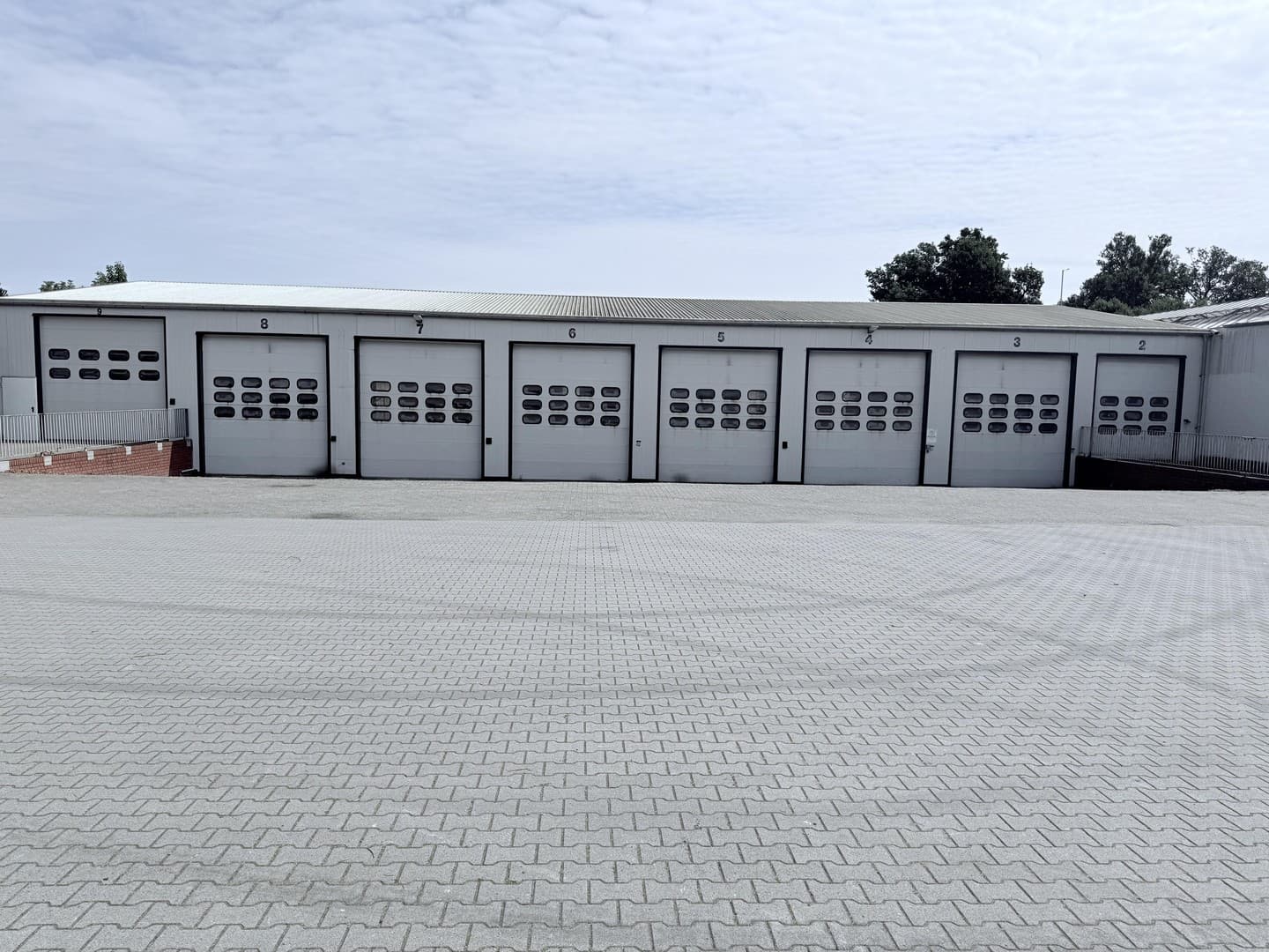 2.900 m² Hallenkomplex| 120.000 € p.a. | KP 950.000€ | Erweiterungsfläche optional
