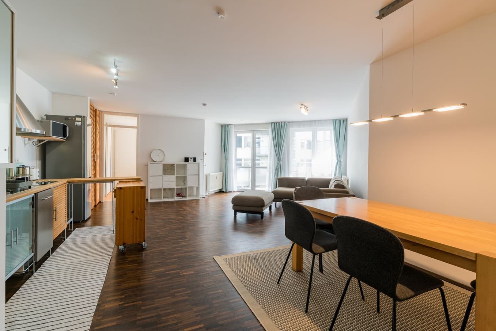 Modern and bright apartment in great location - fully furnished