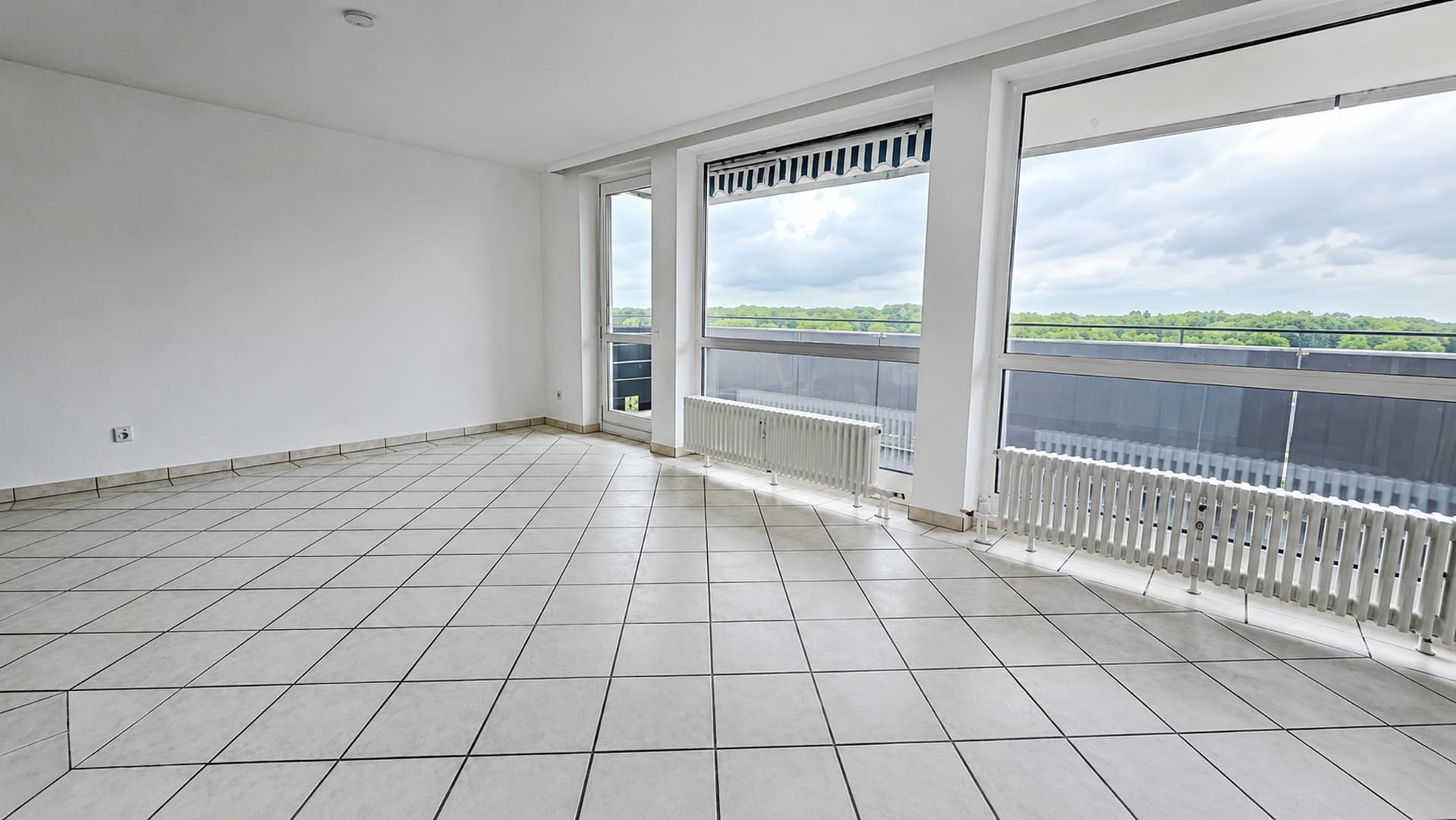 110 m² Wohnkomfort: Helle, sanierte 4-Zimmer-Wohnung mit Balkon