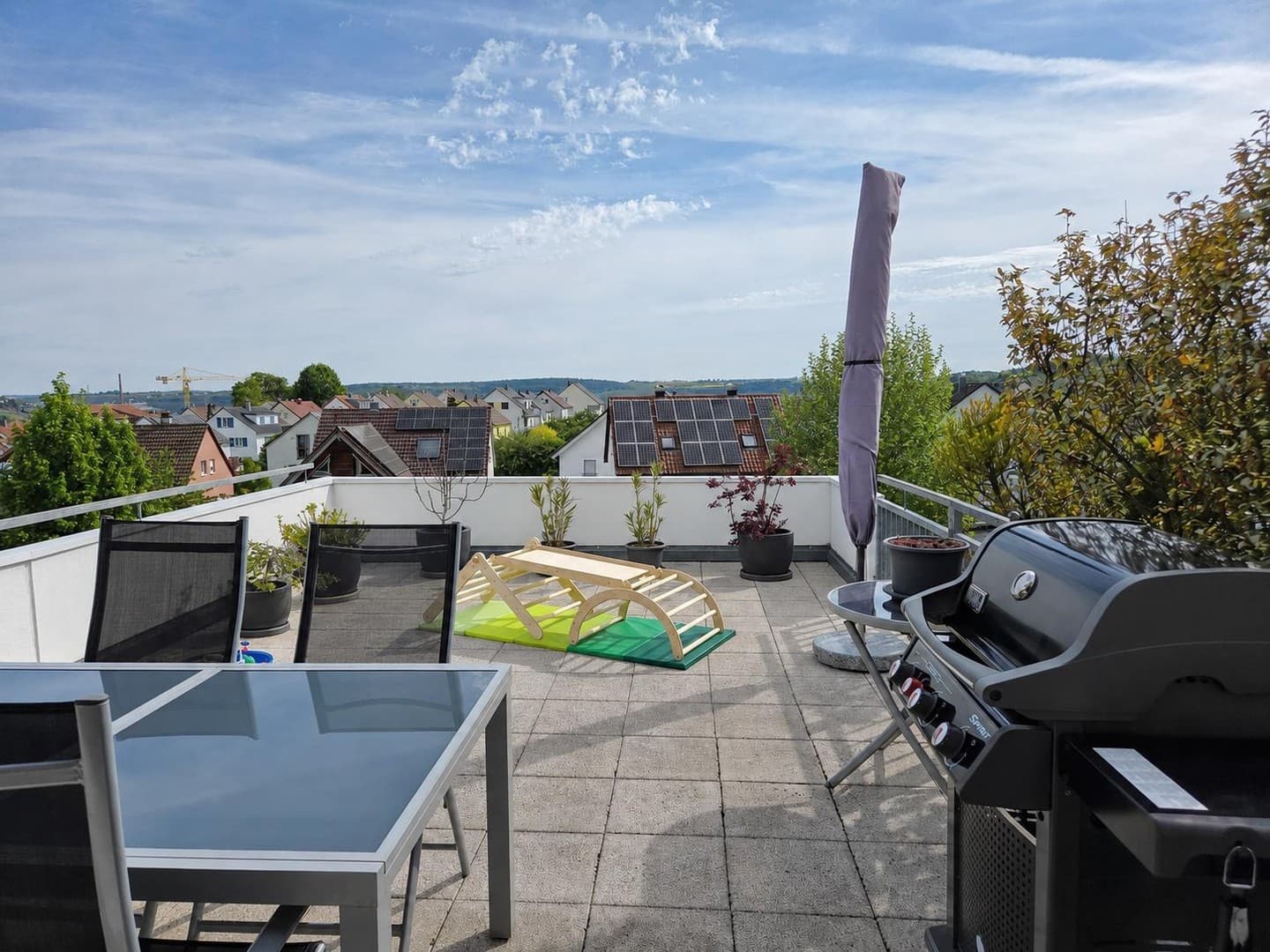 Haus-im-Haus-Gefühl: Terrassenhauswohnung mit 31 m² Panorama-Terrasse und eigenem Zugang