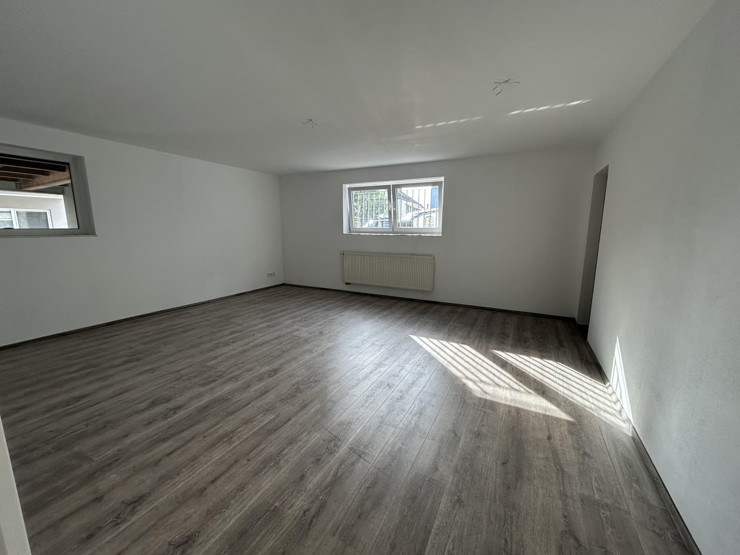 Helle Souterrainwohnung mit EBK & Stellplatz