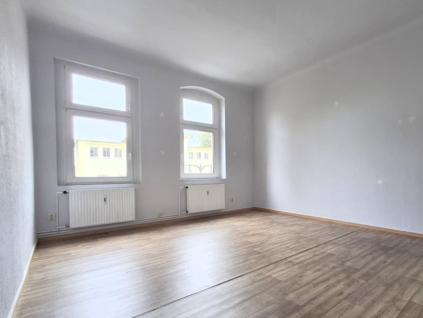 2-Zimmer-Wohnung mit 88 m² im 1. OG – unrenoviert