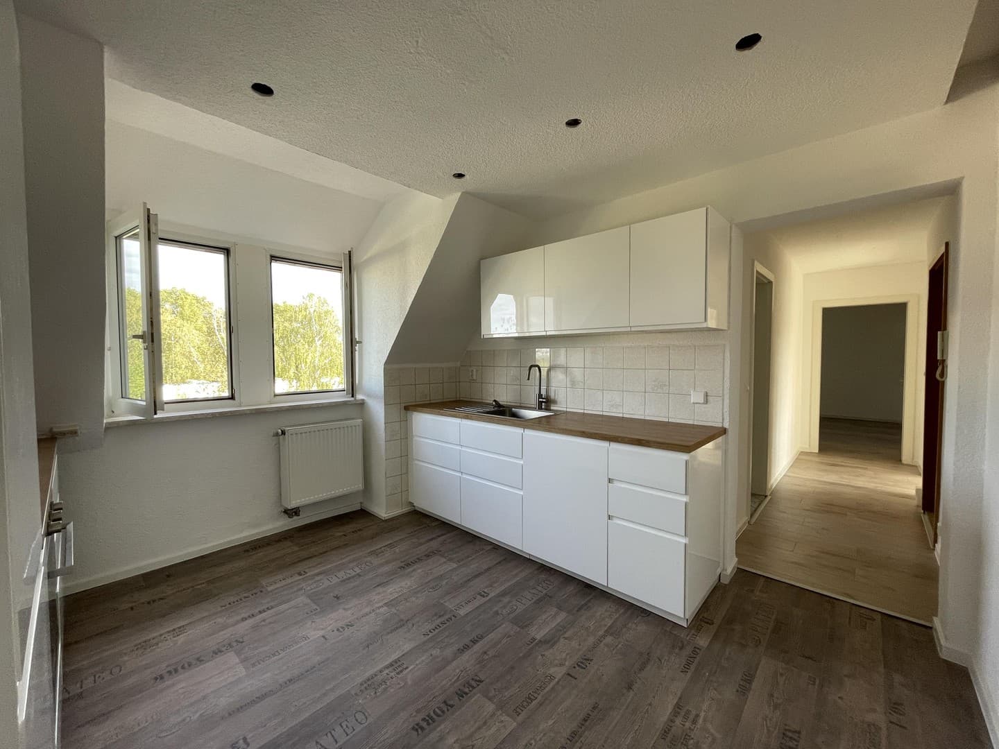 frisch renovierte 3 Zimmerwohnung mit Küche und Stellplatz