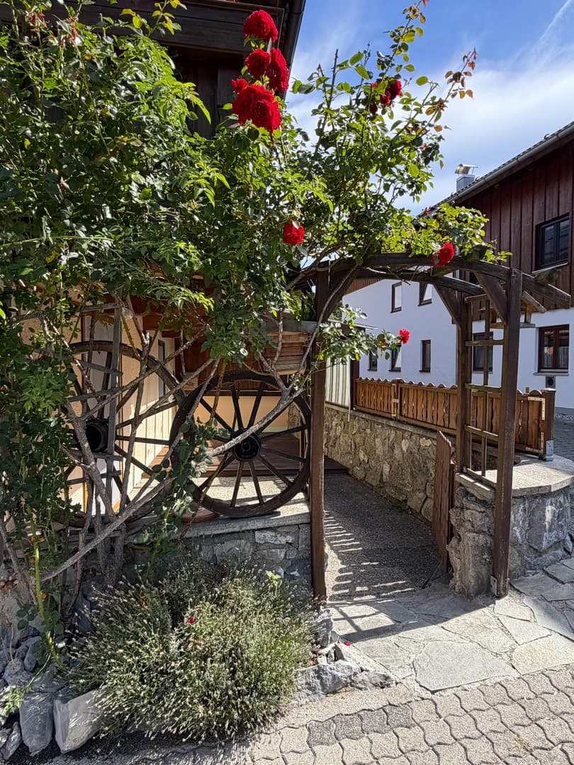 **Erstbezug nach Sanierung** 3-Zimmer-Erdgeschosswohnung mit EBK, sonniger Terrasse und Garage