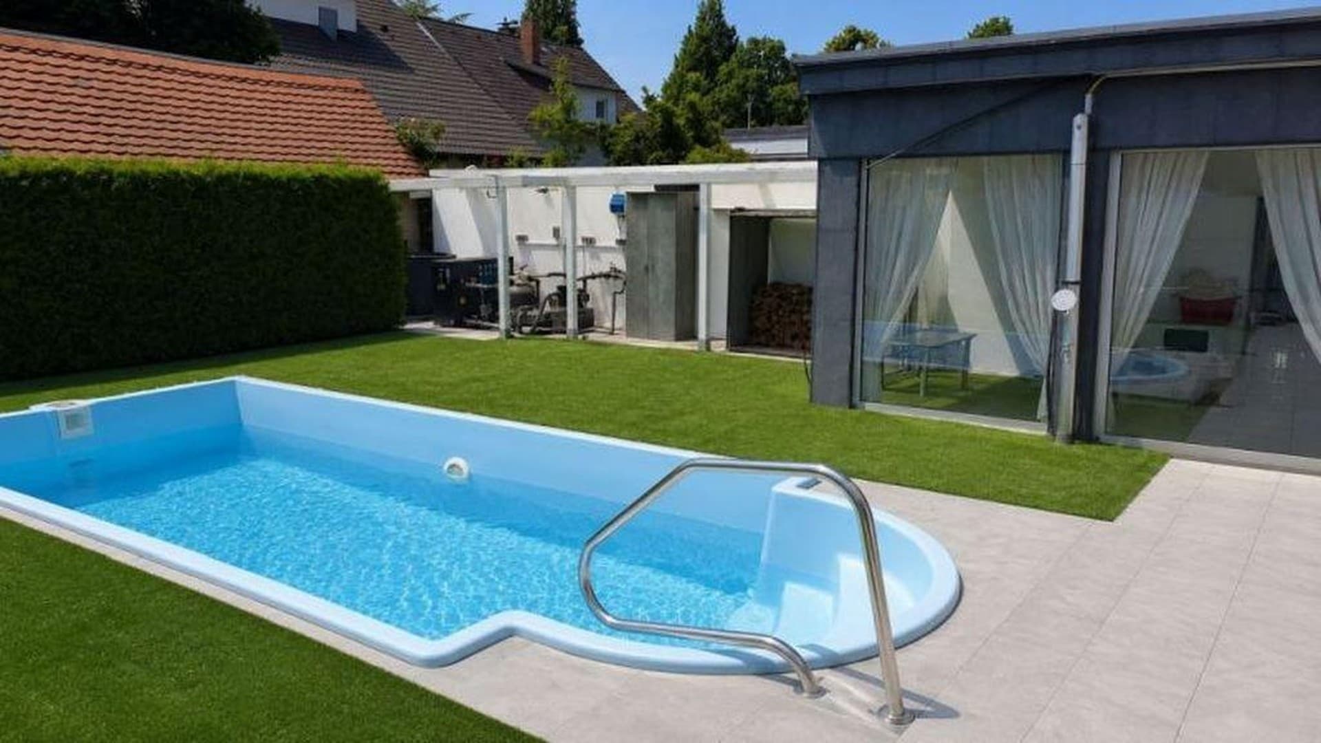127 m² PRIVATES WOHNEN MIT EIGENEM POOL & GARTEN – 2 GARAGEN + 1.920 € KALTMIETEINNAHMEN