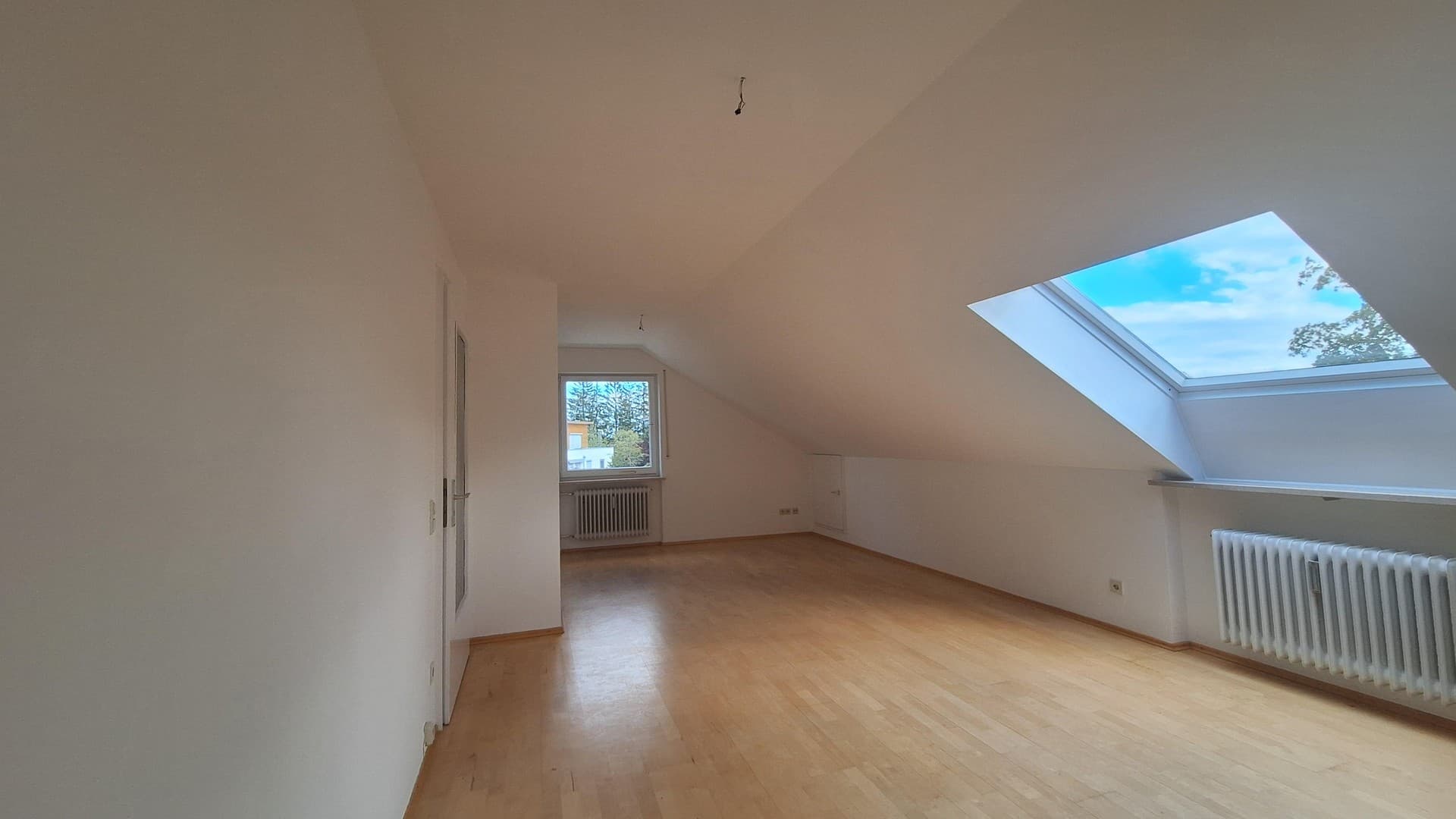 Schöne helle 1,5 Zimmer DG-Wohnung in ruhiger TOP-Lage