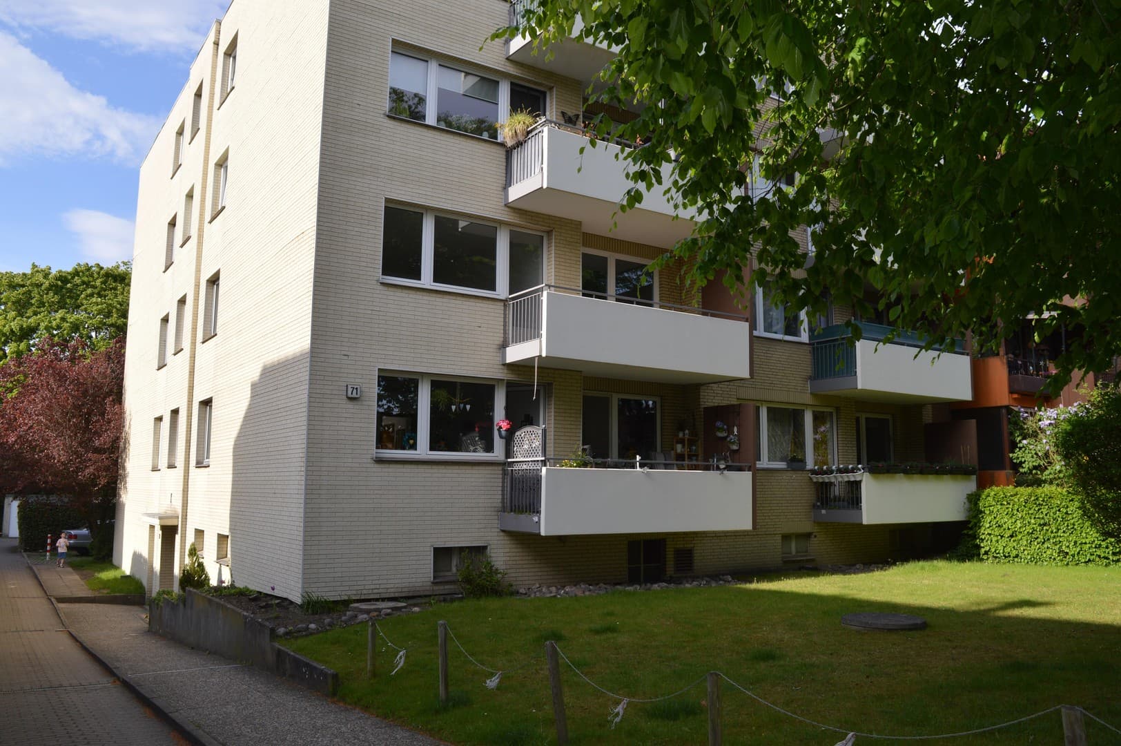 2,5 Zimmer, gut belichtet mit Balkon