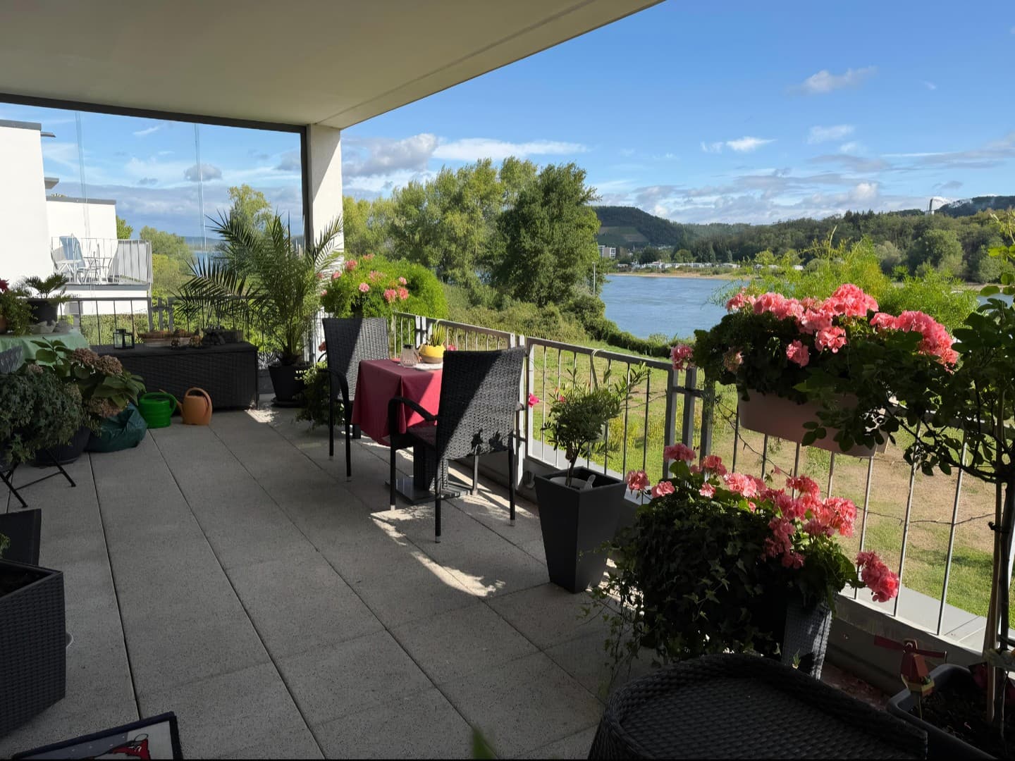 Exklusive 2 Zimmerwohnung mit 22 m2 Balkon 1. Rheinlage