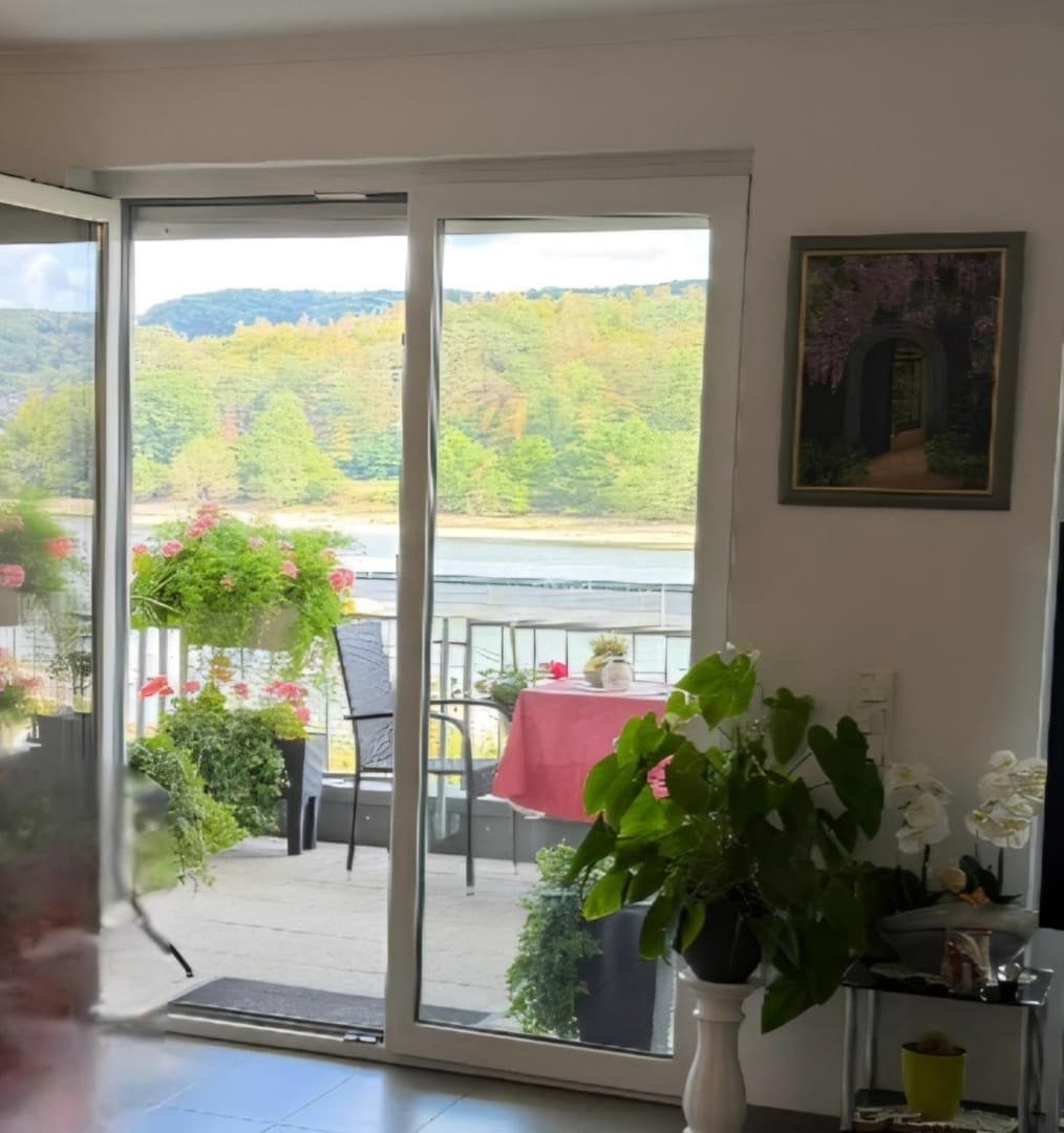 Exklusive 2 Zimmerwohnung mit 22 m2 Balkon 1. Rheinlage