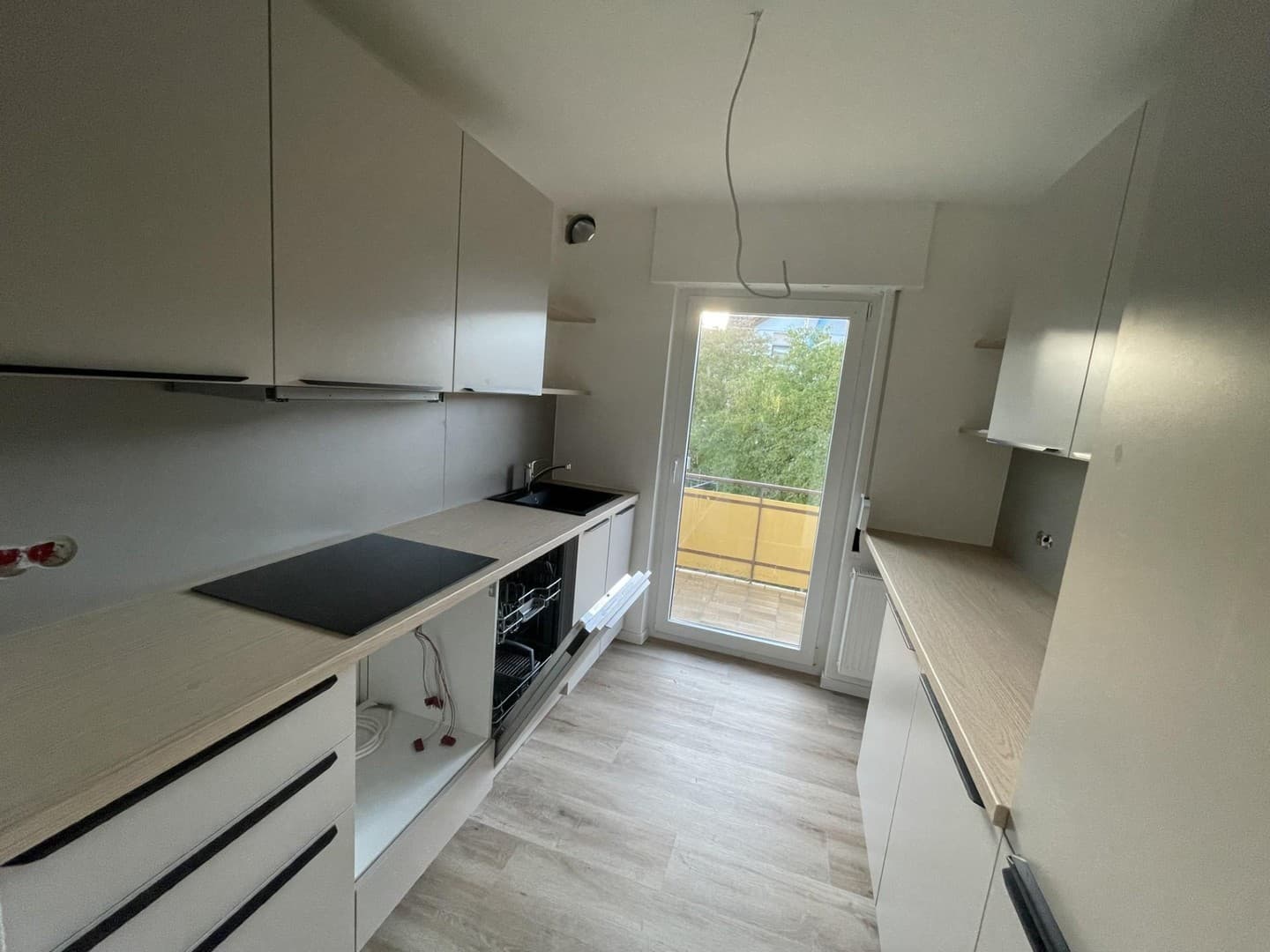 Erstbezug nach umfassender Sanierung: Helle 3-Zimmer-Wohnung mit EBK, Balkon & Garage