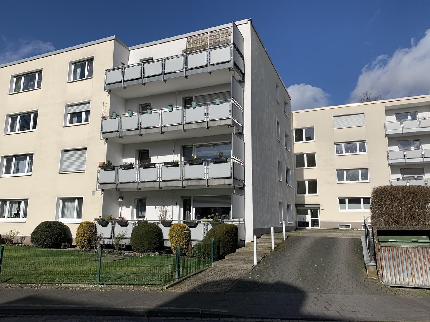 Schöne moderne helle Wohnung i. 3. Obergeschoss mit gr. Balkon