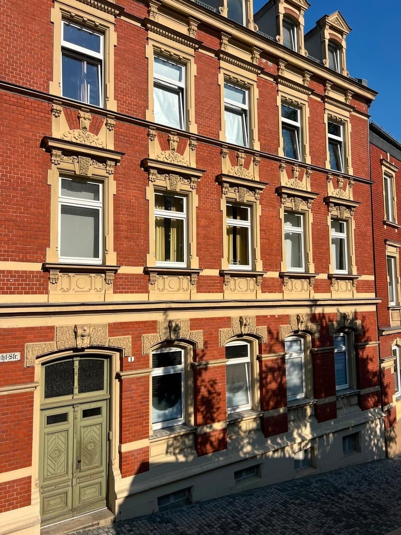 Helle 4-Zimmer-Altbauwohnung mit sonnigem Balkon und Blick ins Grüne nahe der Hofer Innenstadt