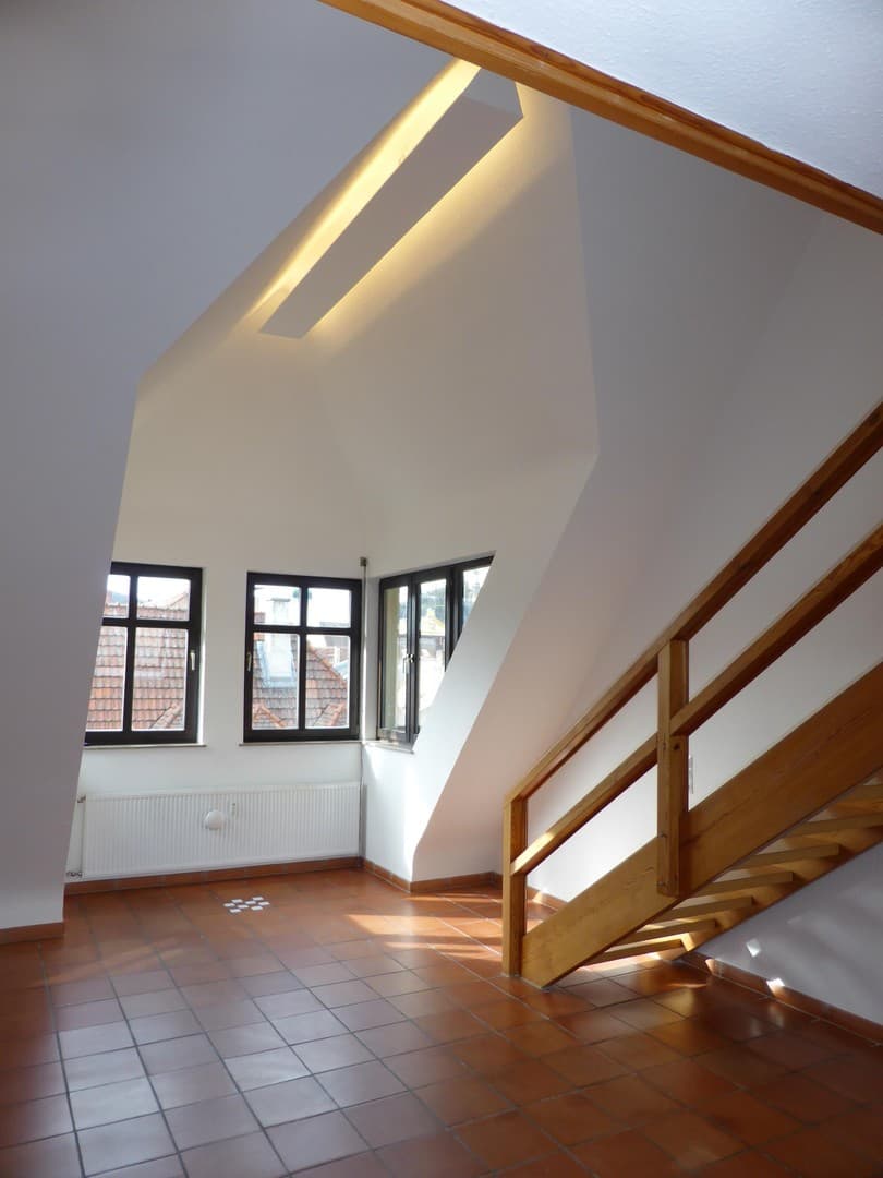 Wohlfühl 5-Zimmer-Dachatelier Wohnung mit Loggia und Einbauküche