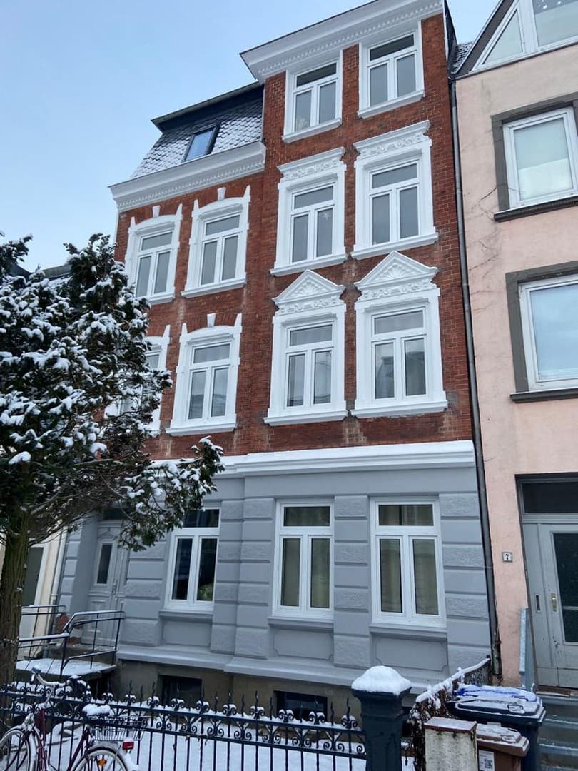 Sanierte 3 Zimmer DG Wohnung in gepflegtem Haus