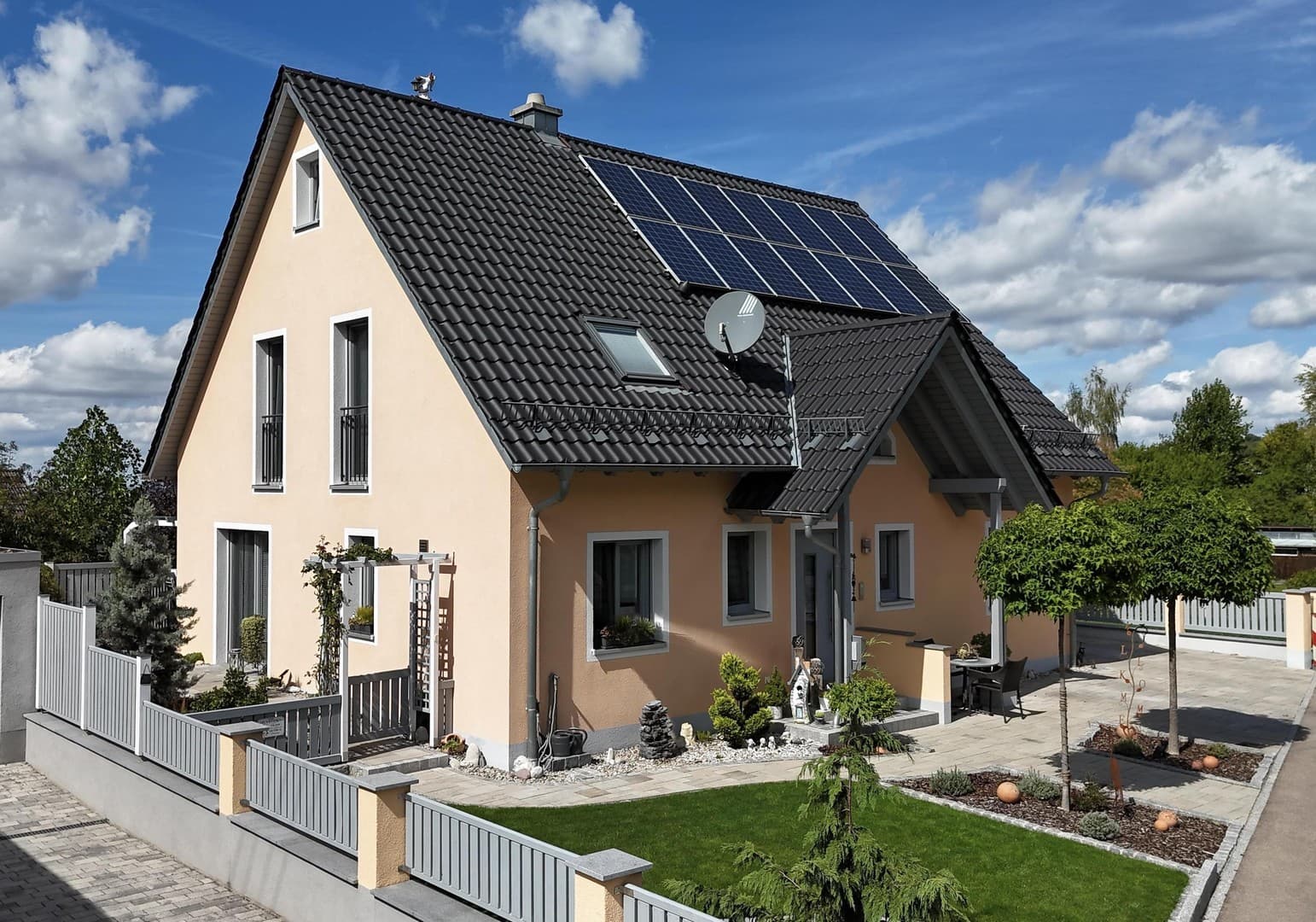 Außergewöhnliches Haus in ruhiger Lage am Waldrand. Unikat mit Pool, Whirlpool und Fernblick.