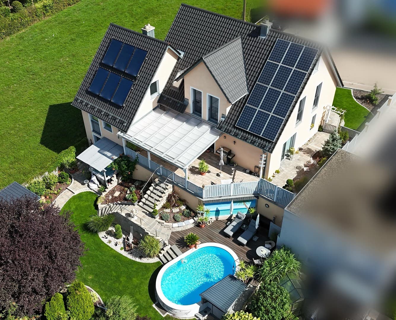 Außergewöhnliches Haus in ruhiger Lage am Waldrand. Unikat mit Pool, Whirlpool und Fernblick.