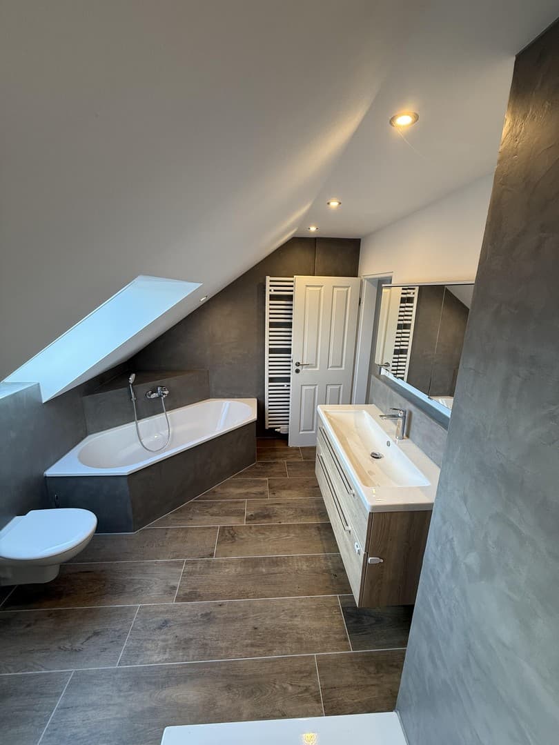 Helle 7-Zimmer-Maisonette-Wohnung mit exklusiver Küche in Bruchköbel zu vermieten