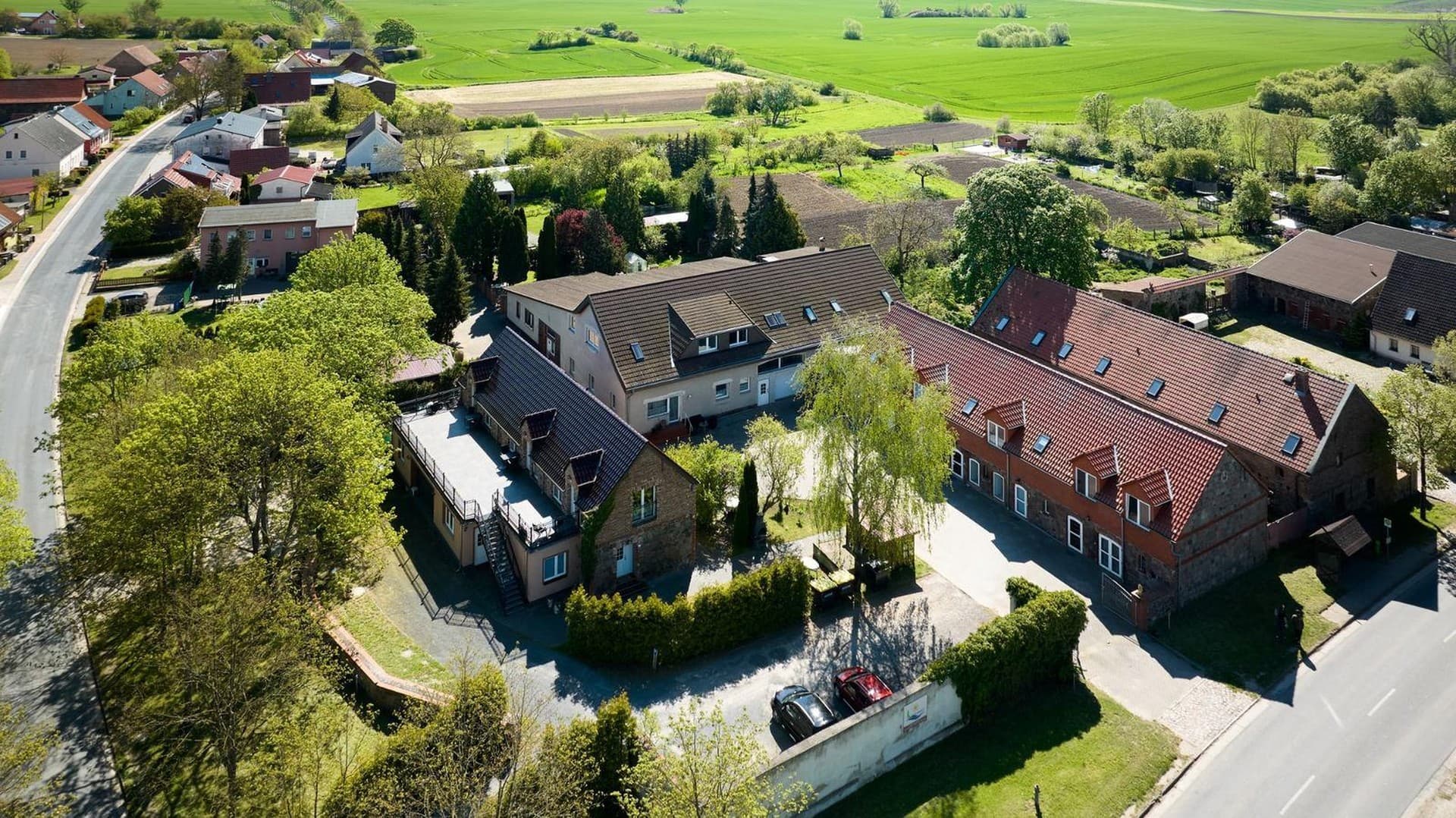 Einzigartige Kapitalanlage in Parsteinsee – imposanter Vierseitenhof mit 19 Wohneinheiten