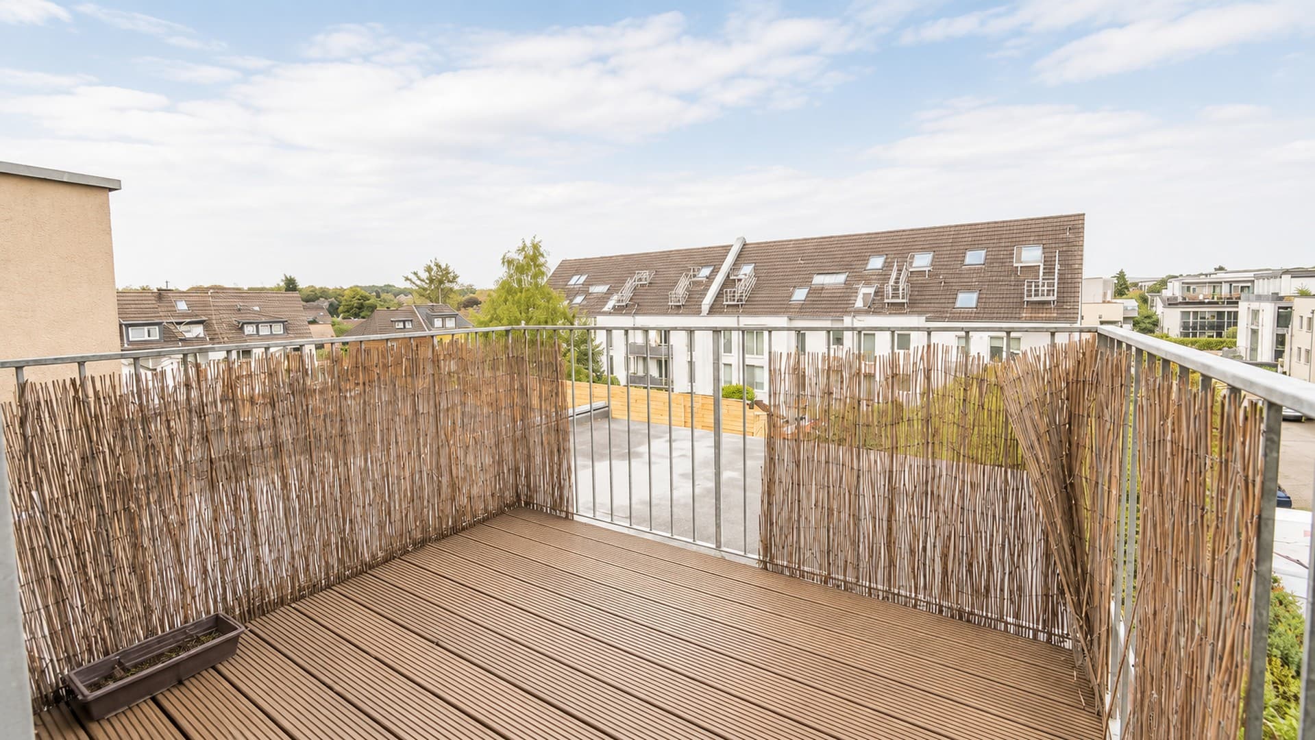 Helle 2-Zimmer-Wohnung mit Einbauküche und Dachterrasse