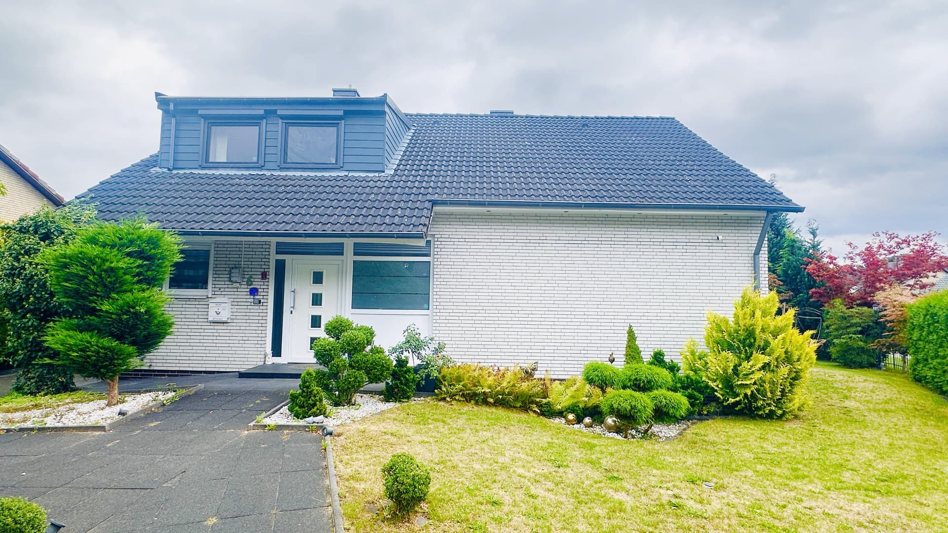 Modernisiertes Einfamilienhaus mit 187 m² Wohnfläche, 6 Zimmern, Garage und Garten