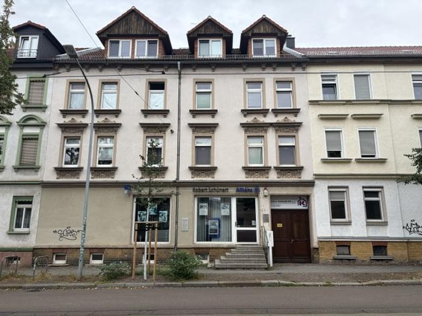Mehrfamilienhaus mit großem Hinterhaus und zwei Garagen