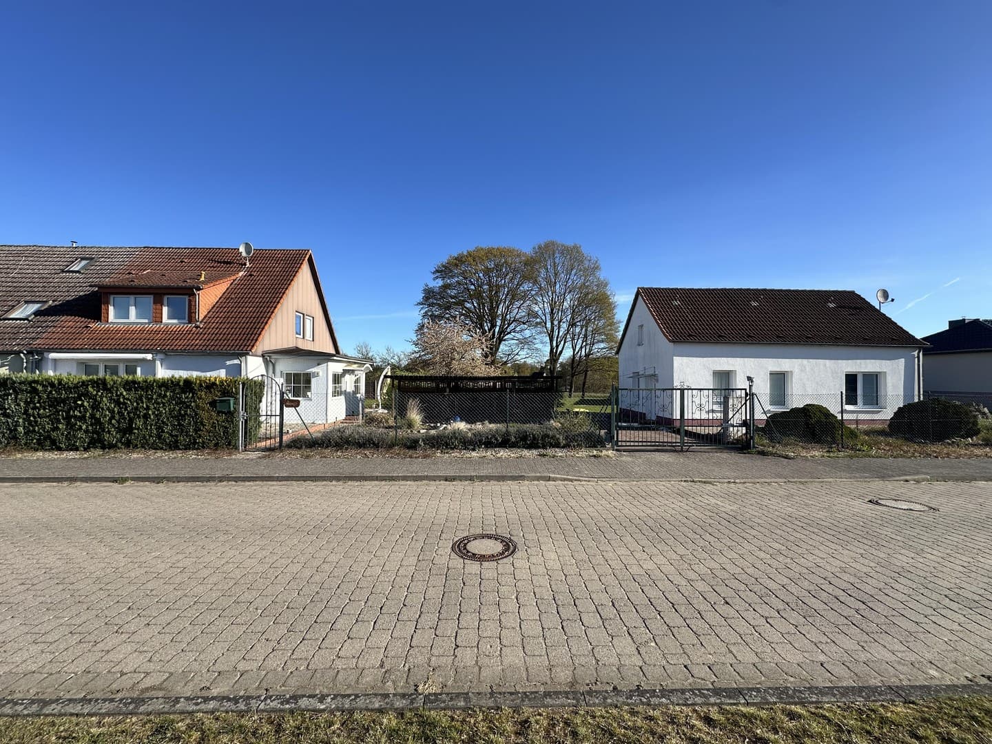 Zwei Häuser auf ca. 1.561 m² – ideal für Mehrgenerationenwohnen