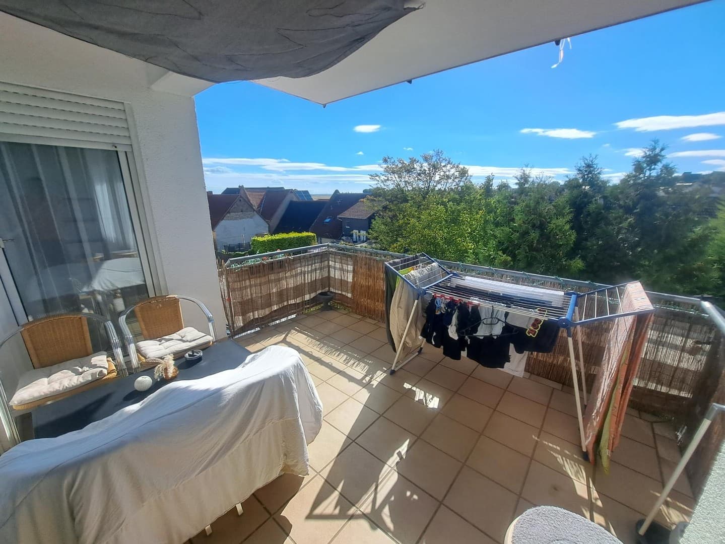 Großzügiges Wohnen mit Balkon, Badewanne, Überlängen-Garage & Stellplatz